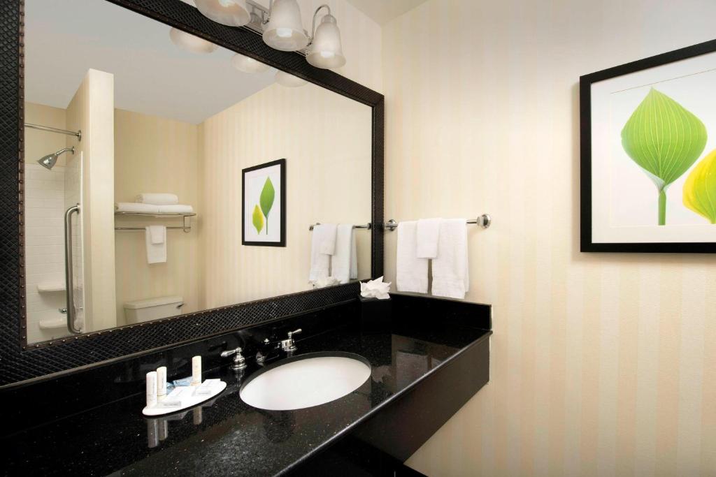 Koupelna v ubytování Fairfield Inn & Suites Weatherford