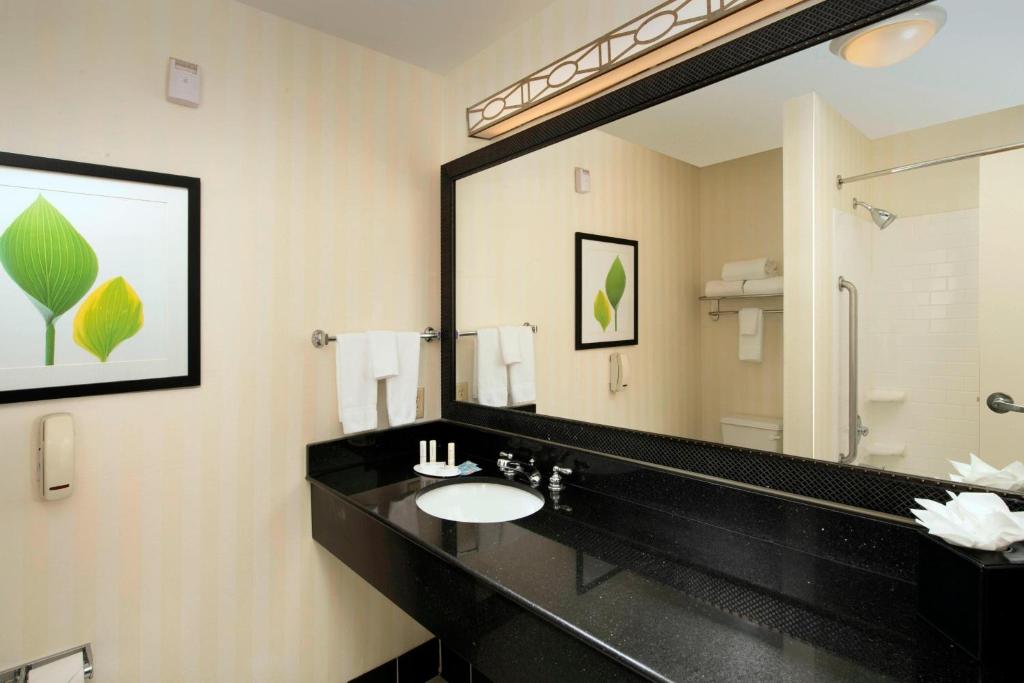 Koupelna v ubytování Fairfield Inn & Suites Weatherford