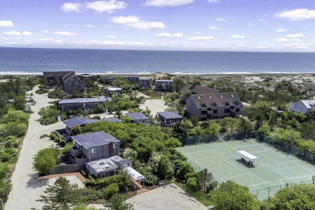 vista aerea di una casa con campo da tennis di Unit 823 Ocean Colony Beach ad Amagansett
