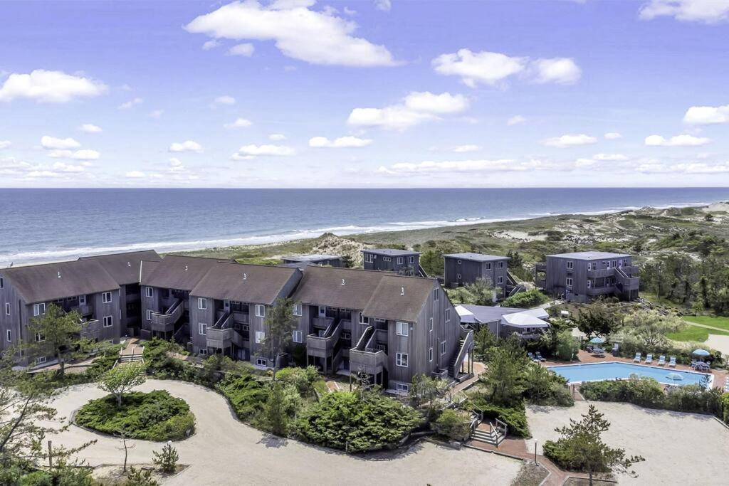 una vista aerea di un resort sull'oceano di Unit 823 Ocean Colony Beach ad Amagansett