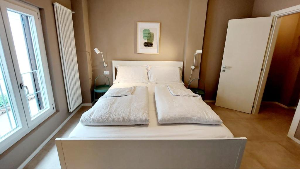 ein Schlafzimmer mit zwei Betten und einem Fenster in der Unterkunft Casa Franciacorta in Gussago