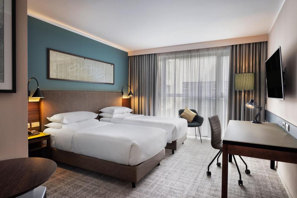 Łóżko lub łóżka w pokoju w obiekcie Four Points Sheraton Bolzano Bozen