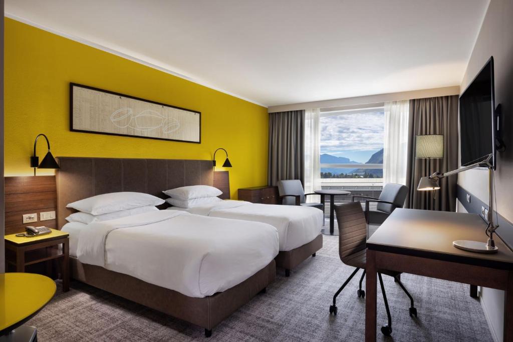 Łóżko lub łóżka w pokoju w obiekcie Four Points Sheraton Bolzano Bozen