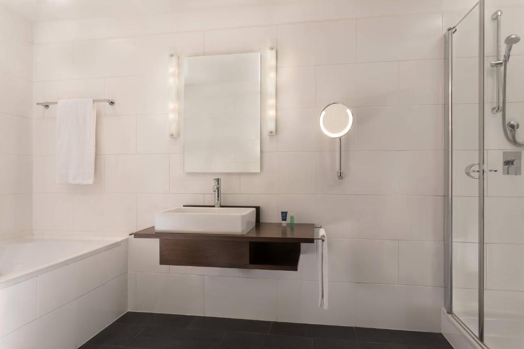 Łazienka w obiekcie Four Points Sheraton Bolzano Bozen