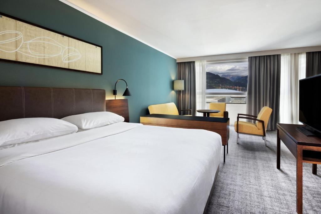 Telewizja i/lub zestaw kina domowego w obiekcie Four Points Sheraton Bolzano Bozen