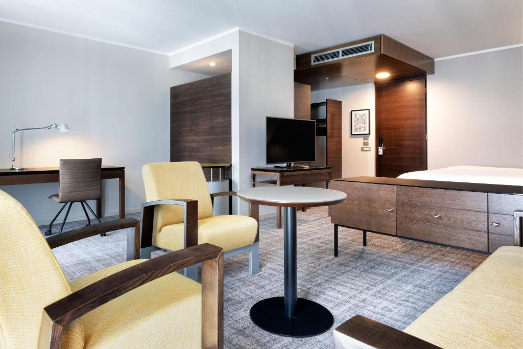 Telewizja i/lub zestaw kina domowego w obiekcie Four Points Sheraton Bolzano Bozen