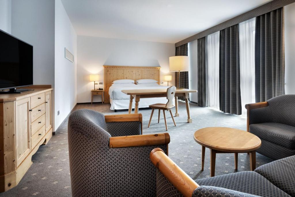 Telewizja i/lub zestaw kina domowego w obiekcie Four Points Sheraton Bolzano Bozen