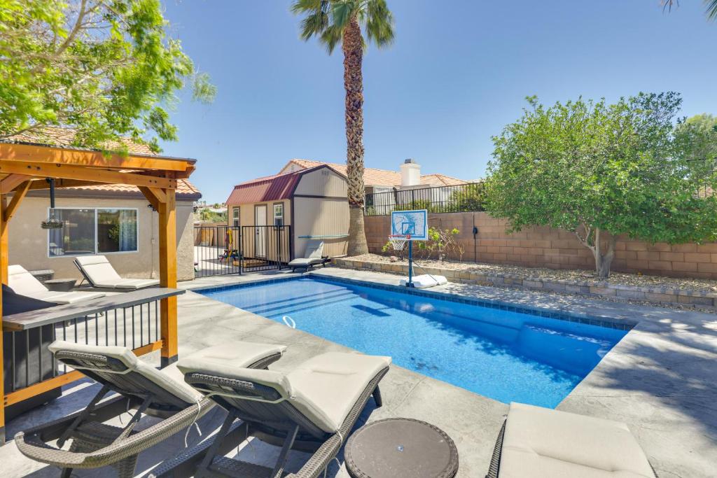 Piscina a Lovely Bullhead City Retreat with Patio and Grill! o a prop