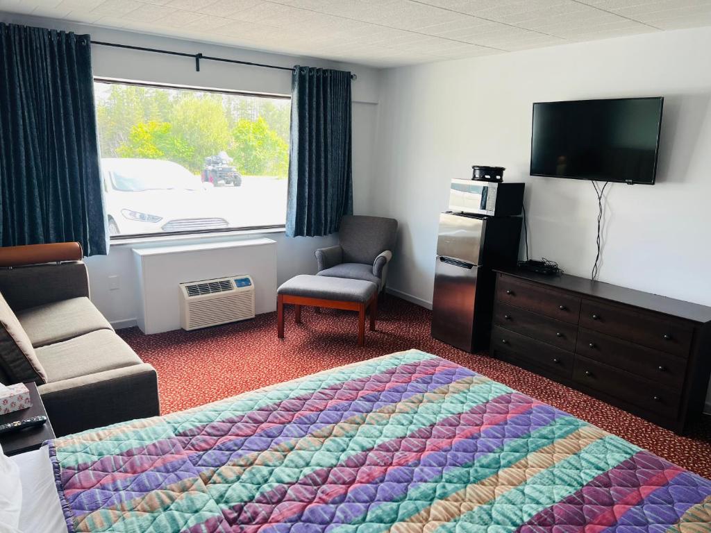 Televisyen dan/atau pusat hiburan di Lively Inn and Suites - Sudbury