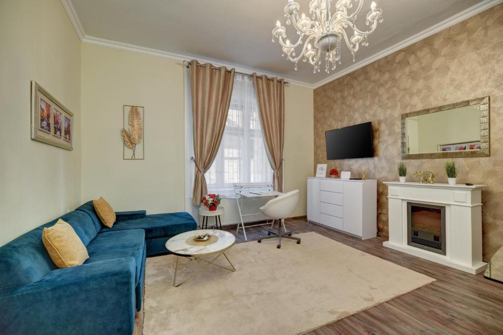 ブダペストにあるBuda Center Apartmentのリビングルーム(青いソファ、テーブル付)