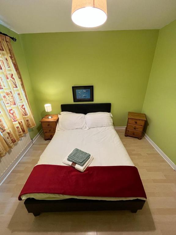 Llit o llits en una habitació de Elegant Suites in Tuam