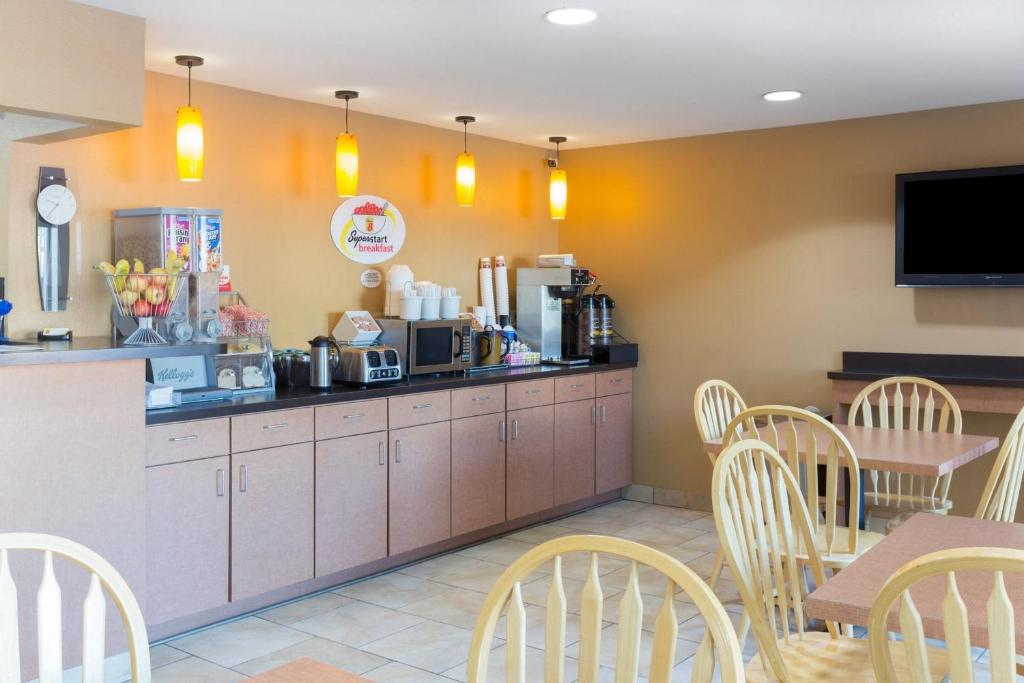 Super 8 by Wyndham Radcliff Ft. Knox Area, Radcliff (updated