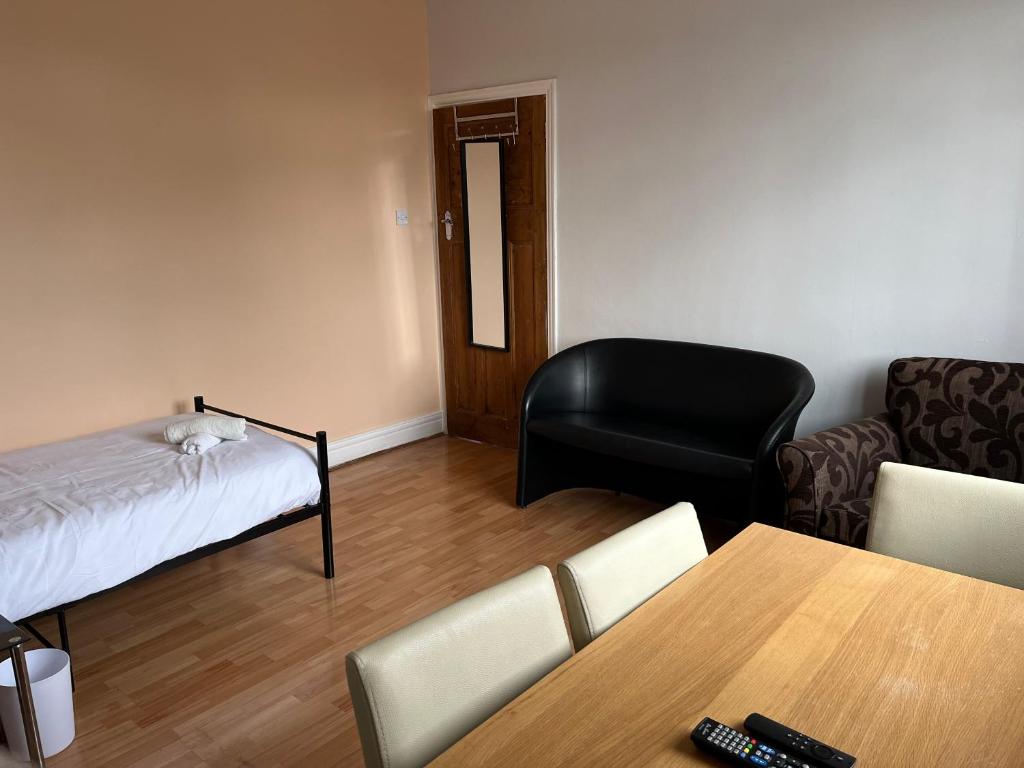 Postel nebo postele na pokoji v ubytování 2 bedroom apartment, 5 minutes from city centre