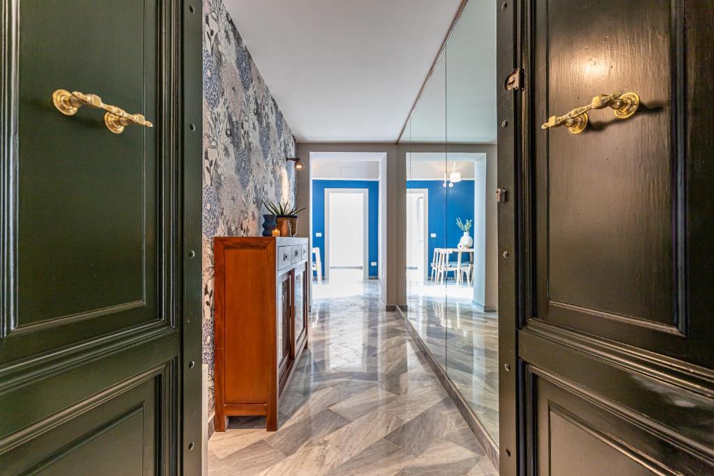 un couloir avec deux portes et une salle à manger dans l'établissement 37 Monti Apartment, à Rome