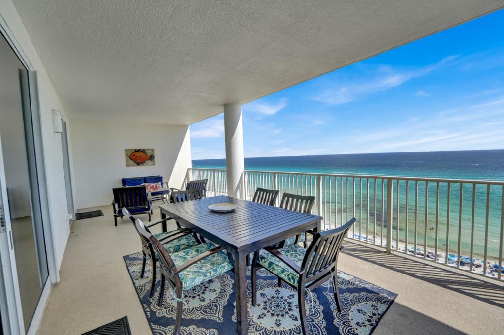 ein Balkon mit Tisch und Stühlen und dem Meer in der Unterkunft Ocean Ritz 1203 in Panama City Beach