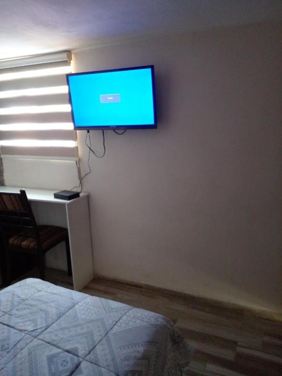 TV de pantalla plana en la pared de un dormitorio en HABITACIÓN EN ZONA RESIDENCIAL CERCA DE FASHION MALL en Chihuahua