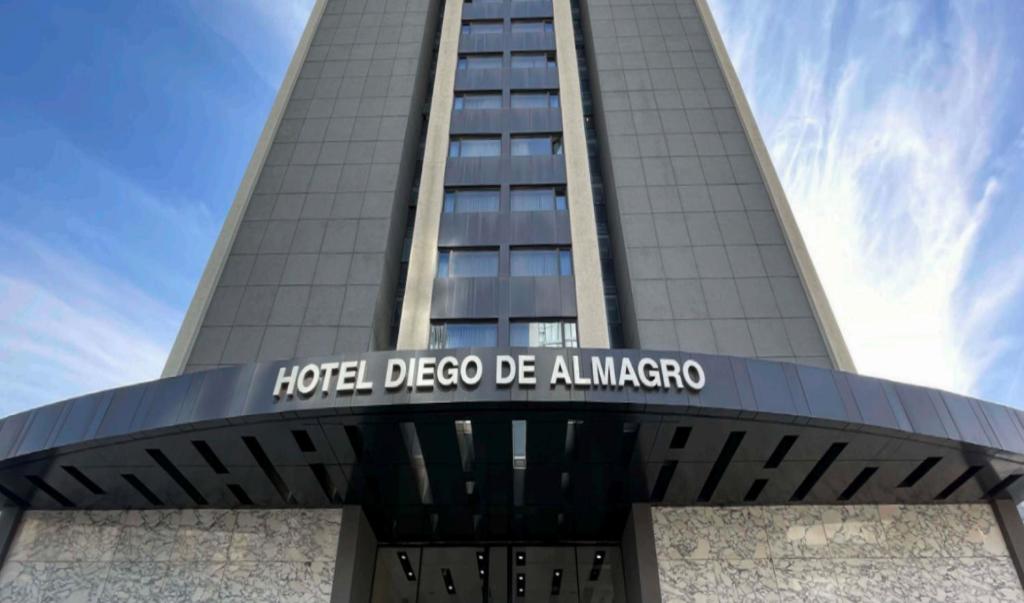 un hotel de Albuquerque se muestra frente a un edificio alto en Hotel Diego de Almagro Providencia, en Santiago