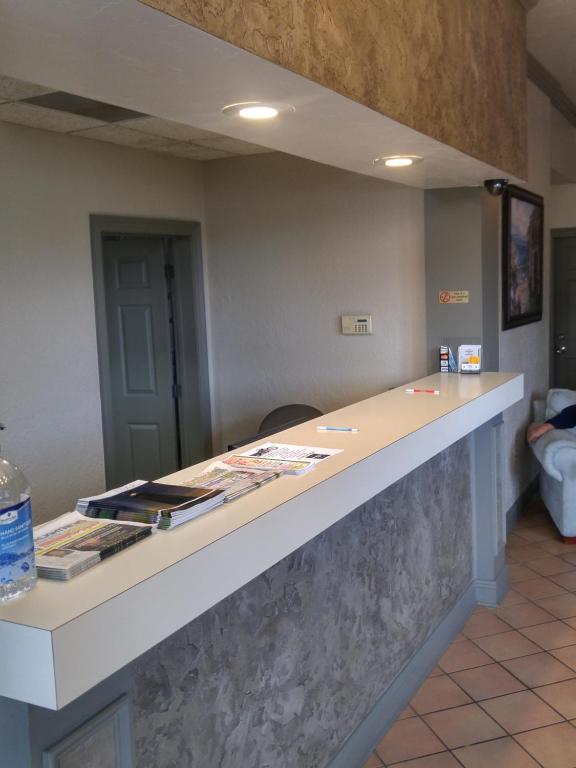 um balcão de recepção num quarto com uma bancada em Travelers Rest Motel em Bogalusa