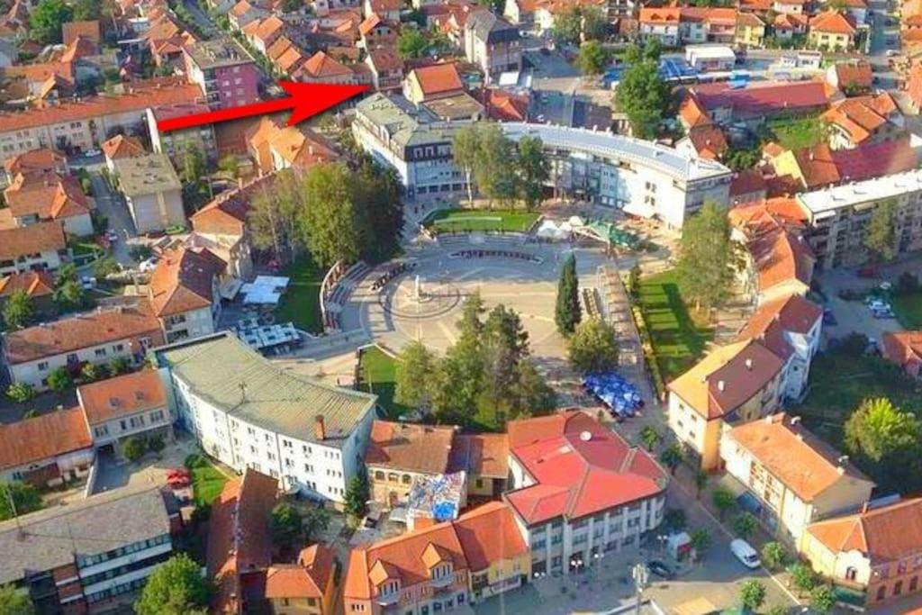 una vista aérea de una ciudad con edificios y un patio en Centar Požege, stan za odmor en Požega