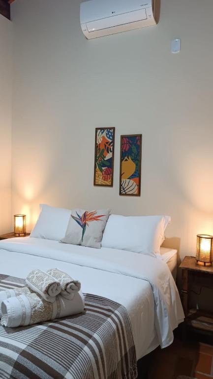 Uma cama ou camas num quarto em Pousada Estrelícia
