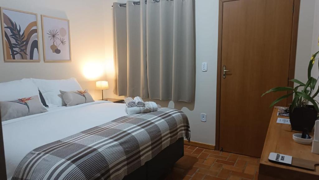 Uma cama ou camas num quarto em Pousada Estrelícia