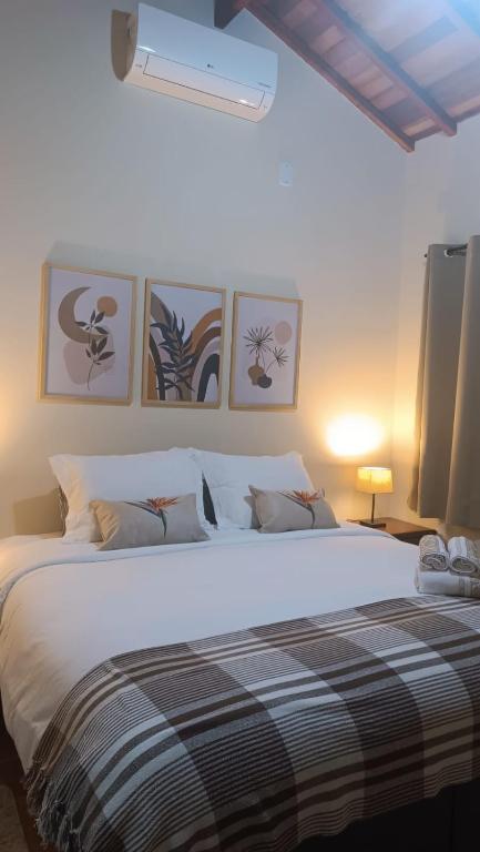 Uma cama ou camas num quarto em Pousada Estrelícia