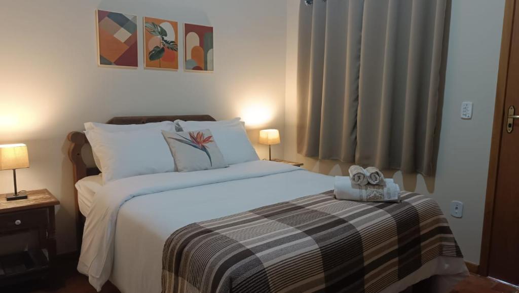 Uma cama ou camas num quarto em Pousada Estrelícia
