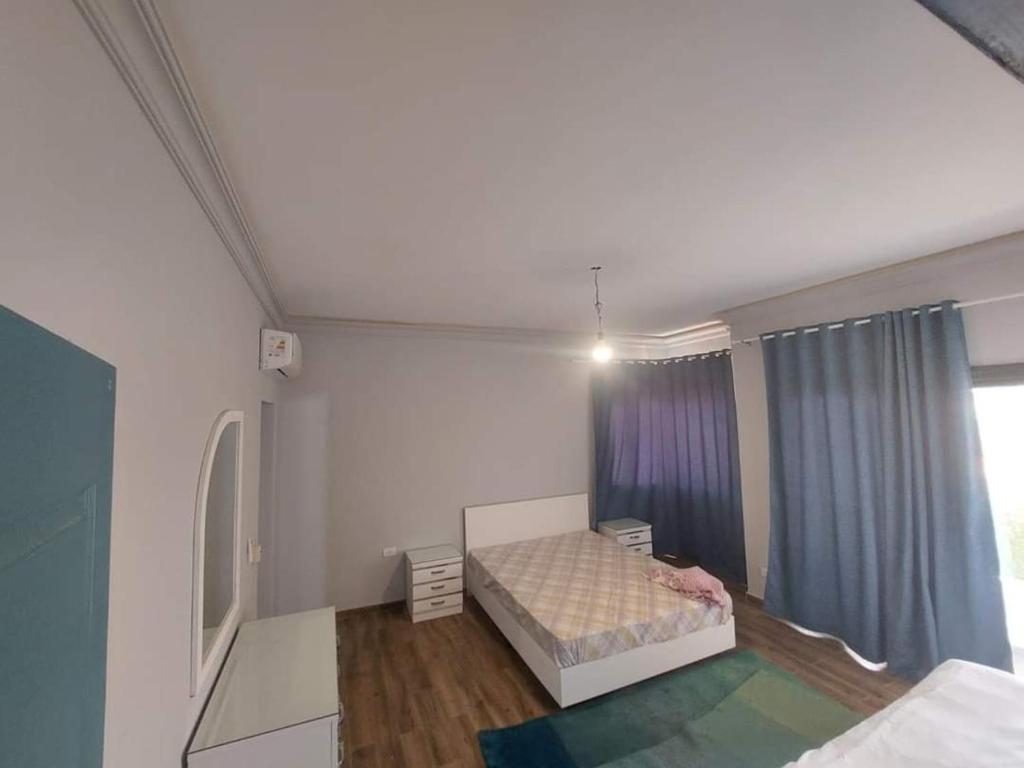 - une petite chambre avec un lit et une fenêtre dans l'établissement Villa Bakr, à Alexandrie
