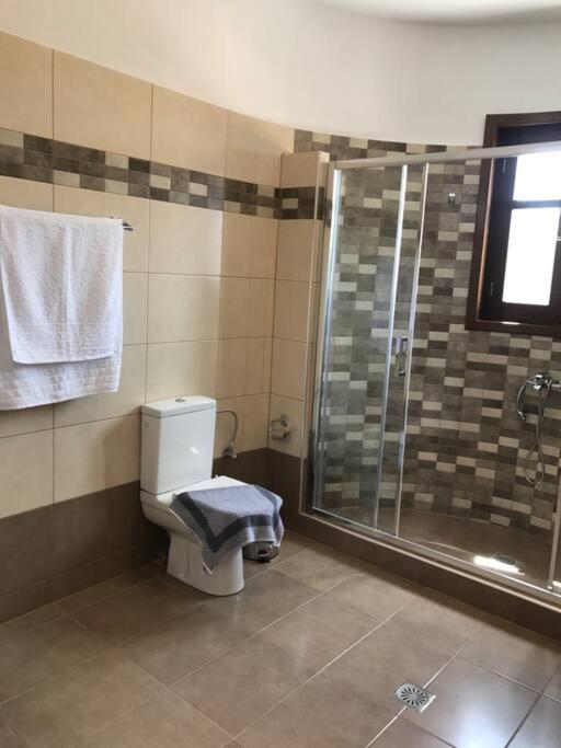 Koupelna v ubytování Karpadise Villa