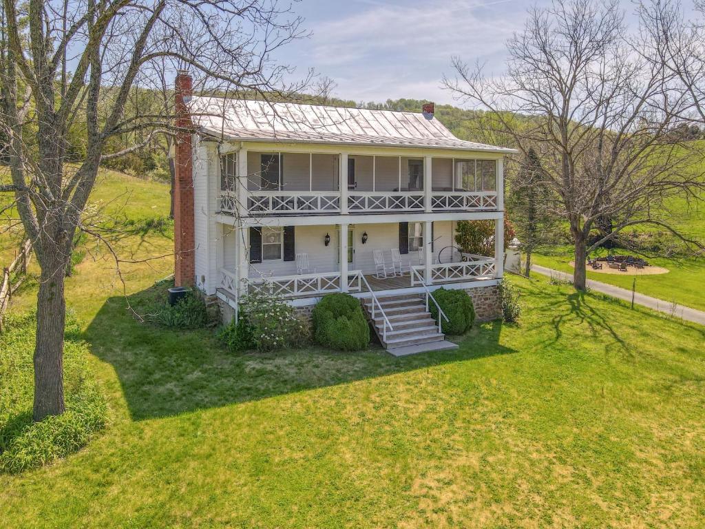 una vista aerea di una casa bianca di Historic Countryside Escape - Relax, Hike, & Fish! a Goshen