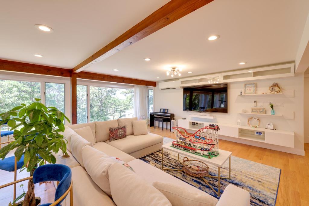 un salon avec un canapé et une table dans l'établissement Movie Room and Game Area! Family Home in Cape Cod, à Wellfleet