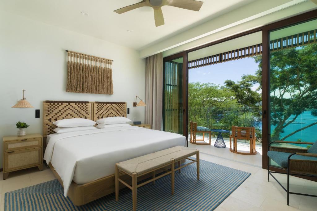 Postel nebo postele na pokoji v ubytování Andaz Peninsula Papagayo Resort, Costa Rica, by Hyatt