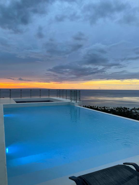 una piscina con vistas al océano en Villa Ocean Blue en Las Terrenas