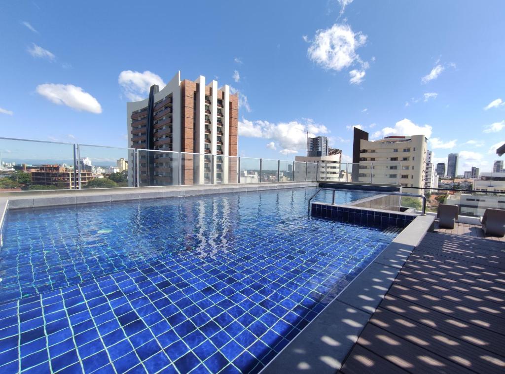 a swimming pool on the roof of a building at Departamento en condominio de Equipetrol in Santa Cruz de la Sierra
