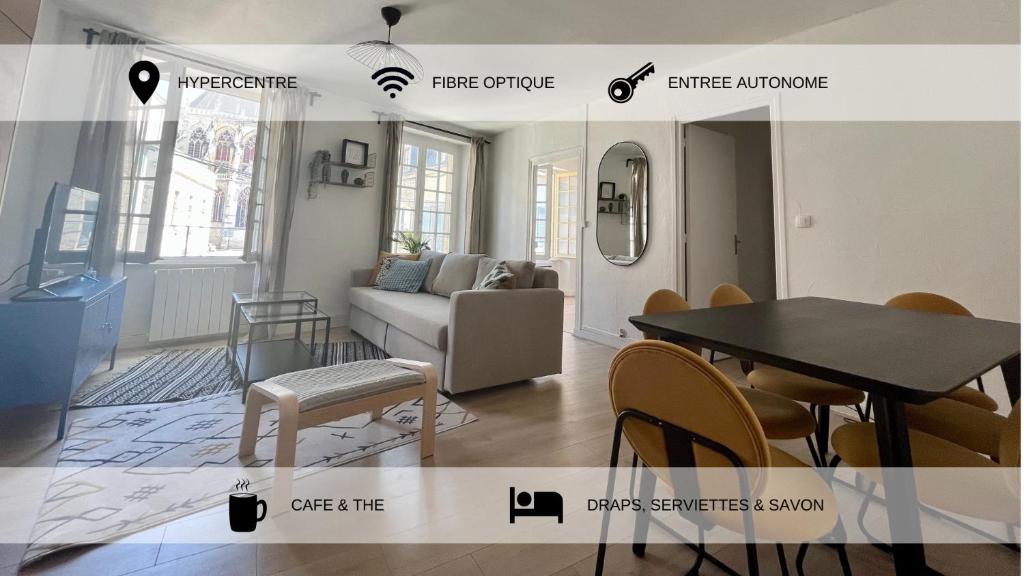 un salon avec une table et un canapé dans l'établissement Le cocon de la cathédrale, à Nevers