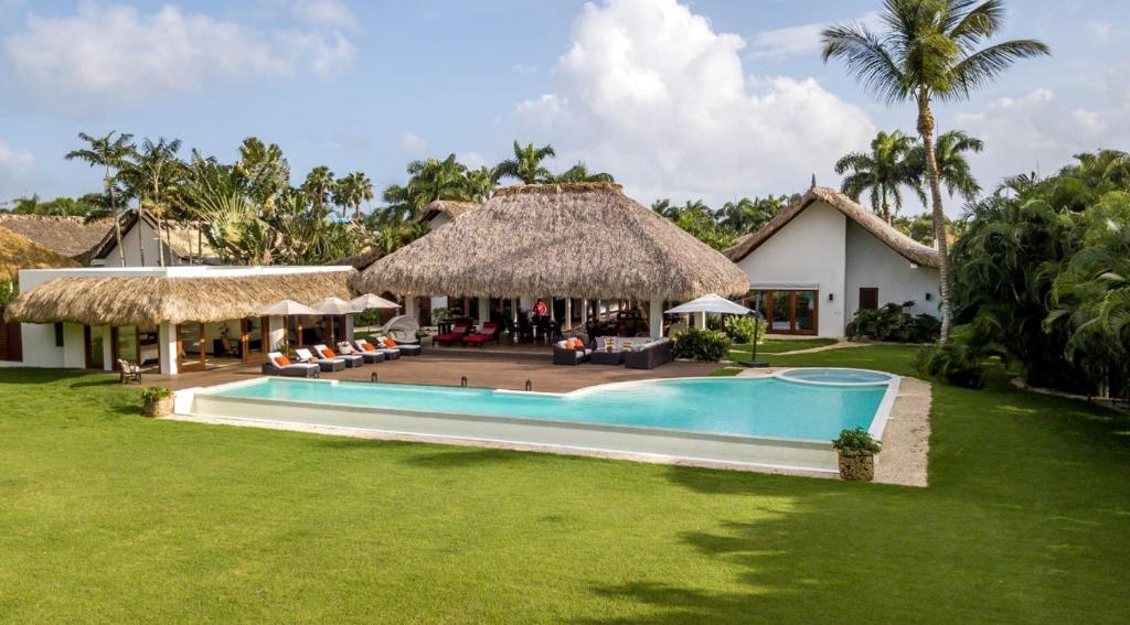 une maison avec une piscine et un complexe dans l'établissement Sunny Vacation Villa No 63, à San Rafael del Yuma
