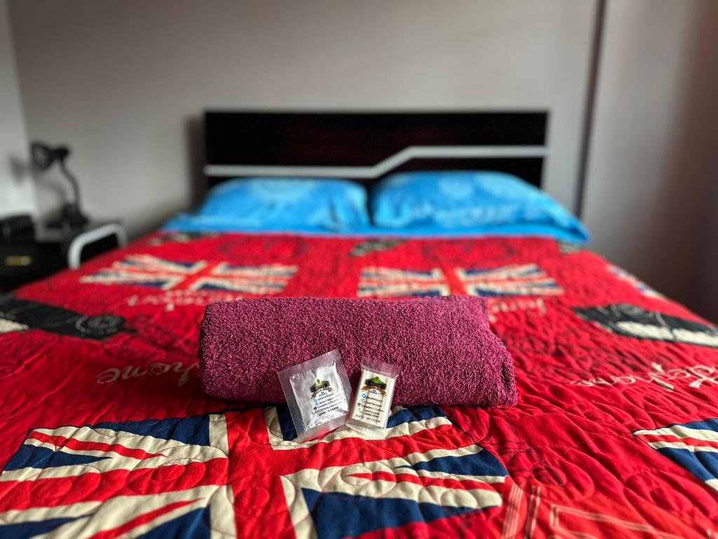 Una cama con dos toallas encima. en Hotel Villamar, en Quito