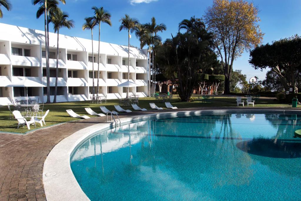 uma piscina em frente a um hotel em Aristos Mirador Cuernavaca em Cuernavaca