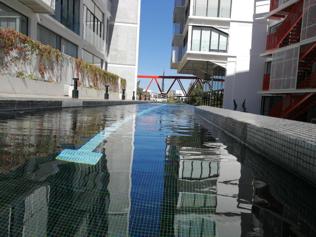 basen w środku budynku w obiekcie Encanto Cayala, Apartamento moderno a minutos caminando de Embajada USA y Paseo Cayala w mieście Gwatemala
