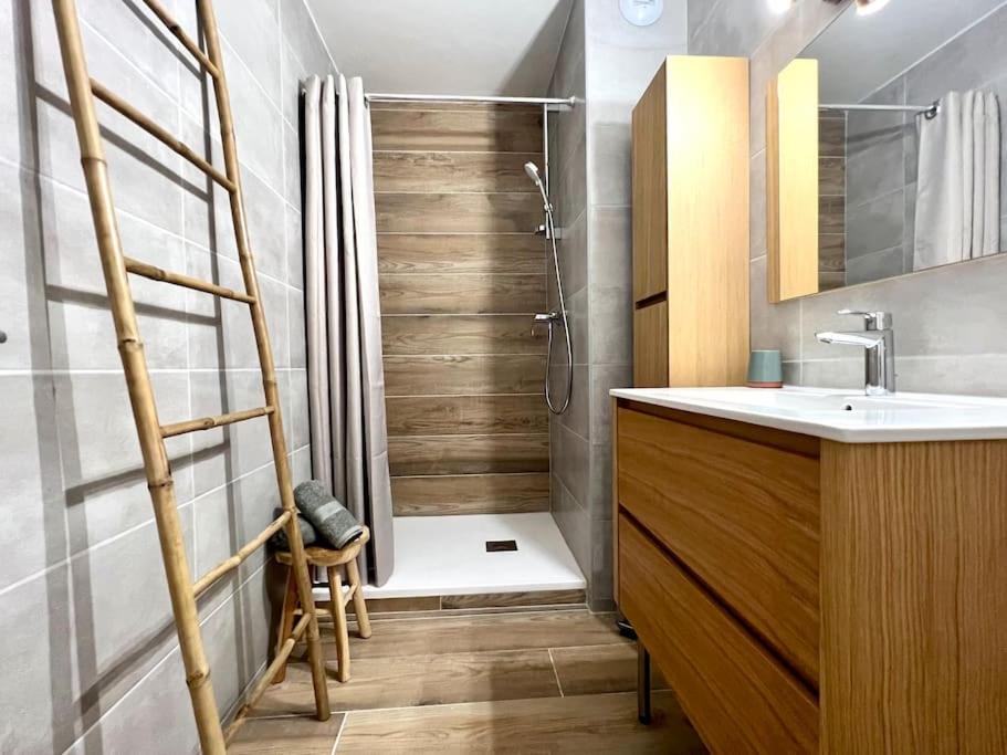 a bathroom with a shower with a toilet and a sink at Le Saint-Jalmes P2 + Parking in Nîmes