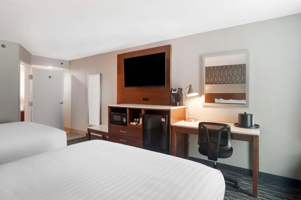 Best Western Plus Commerce Hotel - Queen Room With Two Queen Beds