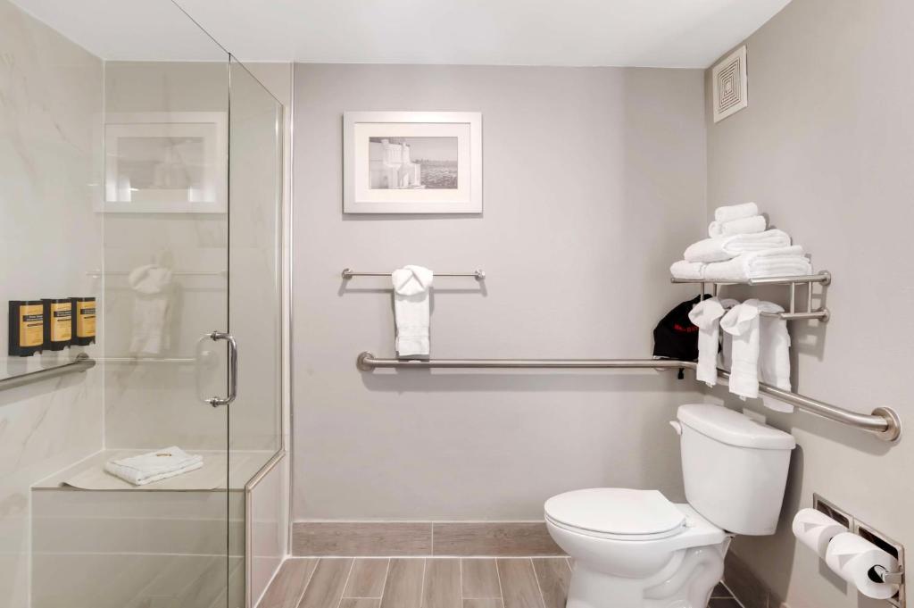 Best Western Plus Commerce Hotel - King Room With Roll-In Shower - Disability Access