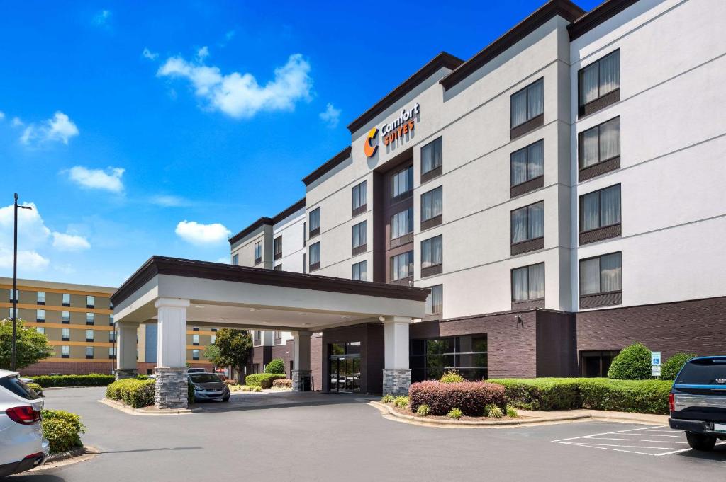 een weergave van de voorkant van een hotel bij Comfort Suites Northlake in Charlotte