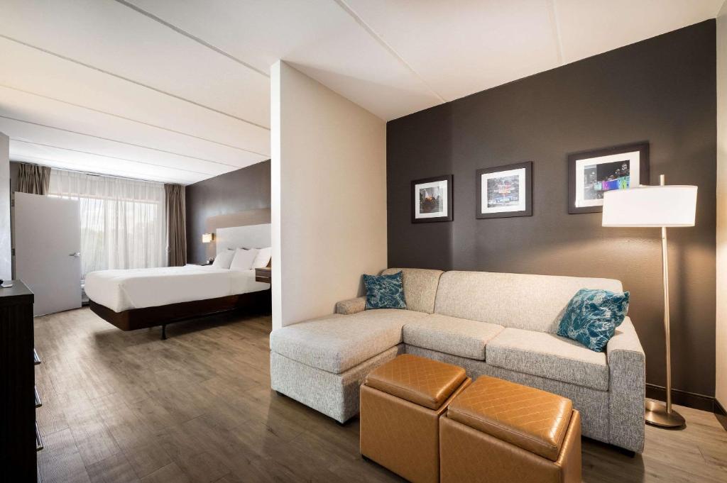 ein Wohnzimmer mit Sofa und ein Schlafzimmer in der Unterkunft Comfort Suites Northlake in Charlotte