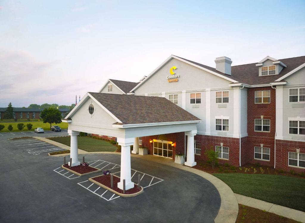 una representación de un hotel con aparcamiento en Comfort Suites Milwaukee Airport, en Oak Creek