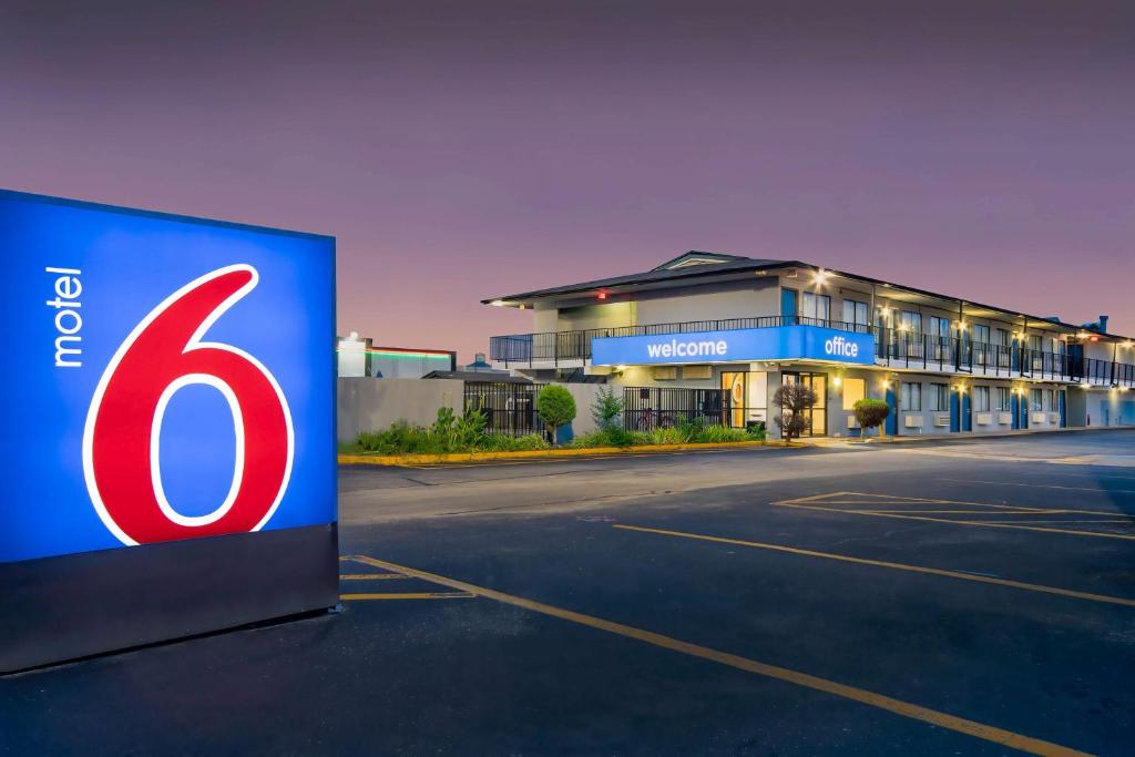 a building with a sign in front of it at Motel 6 Jonesboro in Jonesboro