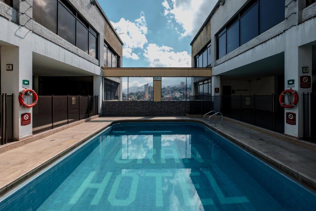 麥德林的住宿－GH Gran Hotel - Downtown Medellin，一座建筑物中央的游泳池