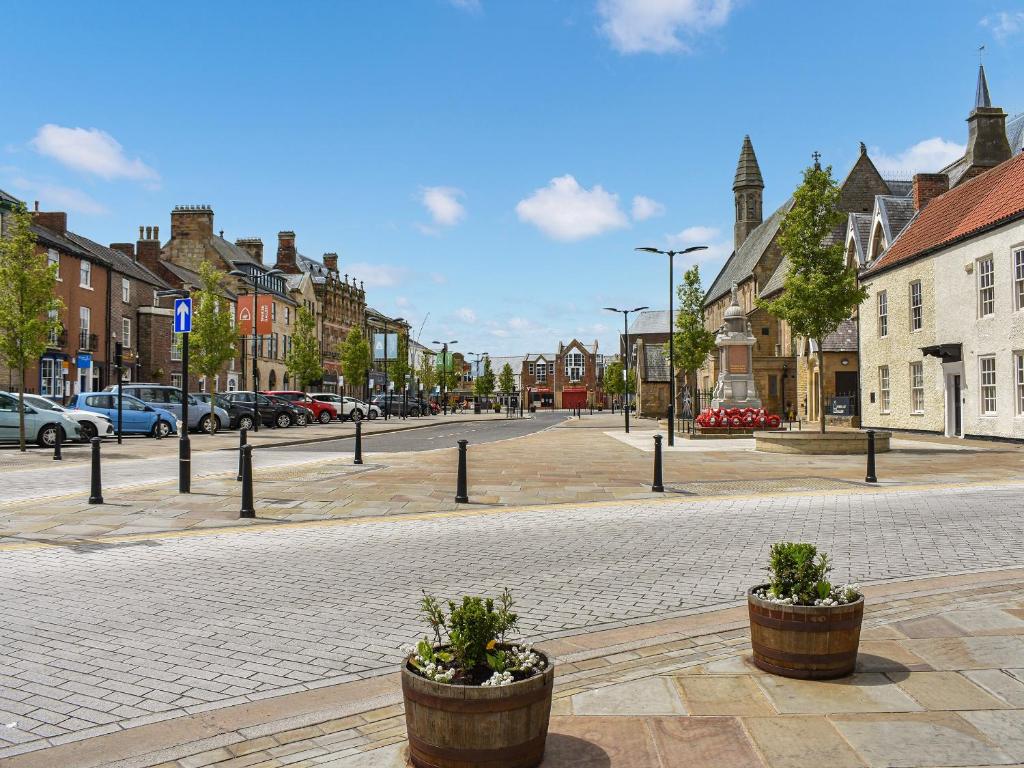 una calle vacía en una ciudad con coches aparcados en Number Four - Uk44867 en Bishop Auckland