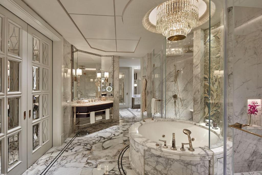 Koupelna v ubytování The Ritz-Carlton, Macau