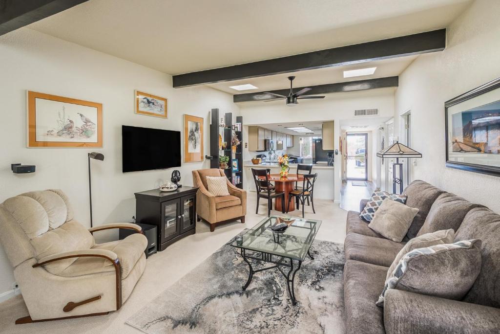 Una sala de estar con un sofá y sillas y un televisor. en Wild Turkey Condos, Unit 5, en Sedona